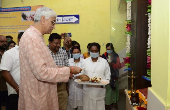स्वास्थ्य मंत्री टीएस सिंहदेव ने धन्वंतरी देवी की प्रतिमा पर पुष्प अर्पित कर जिला आयुर्वेद चिकित्सालय और यूपीएचसी का किया निरीक्षण