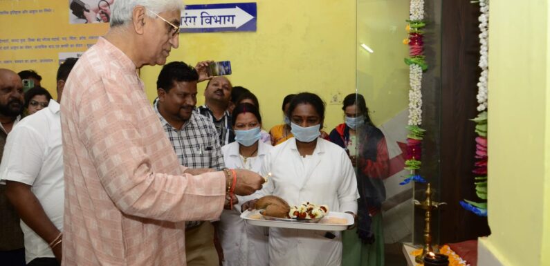 स्वास्थ्य मंत्री टीएस सिंहदेव ने धन्वंतरी देवी की प्रतिमा पर पुष्प अर्पित कर जिला आयुर्वेद चिकित्सालय और यूपीएचसी का किया निरीक्षण