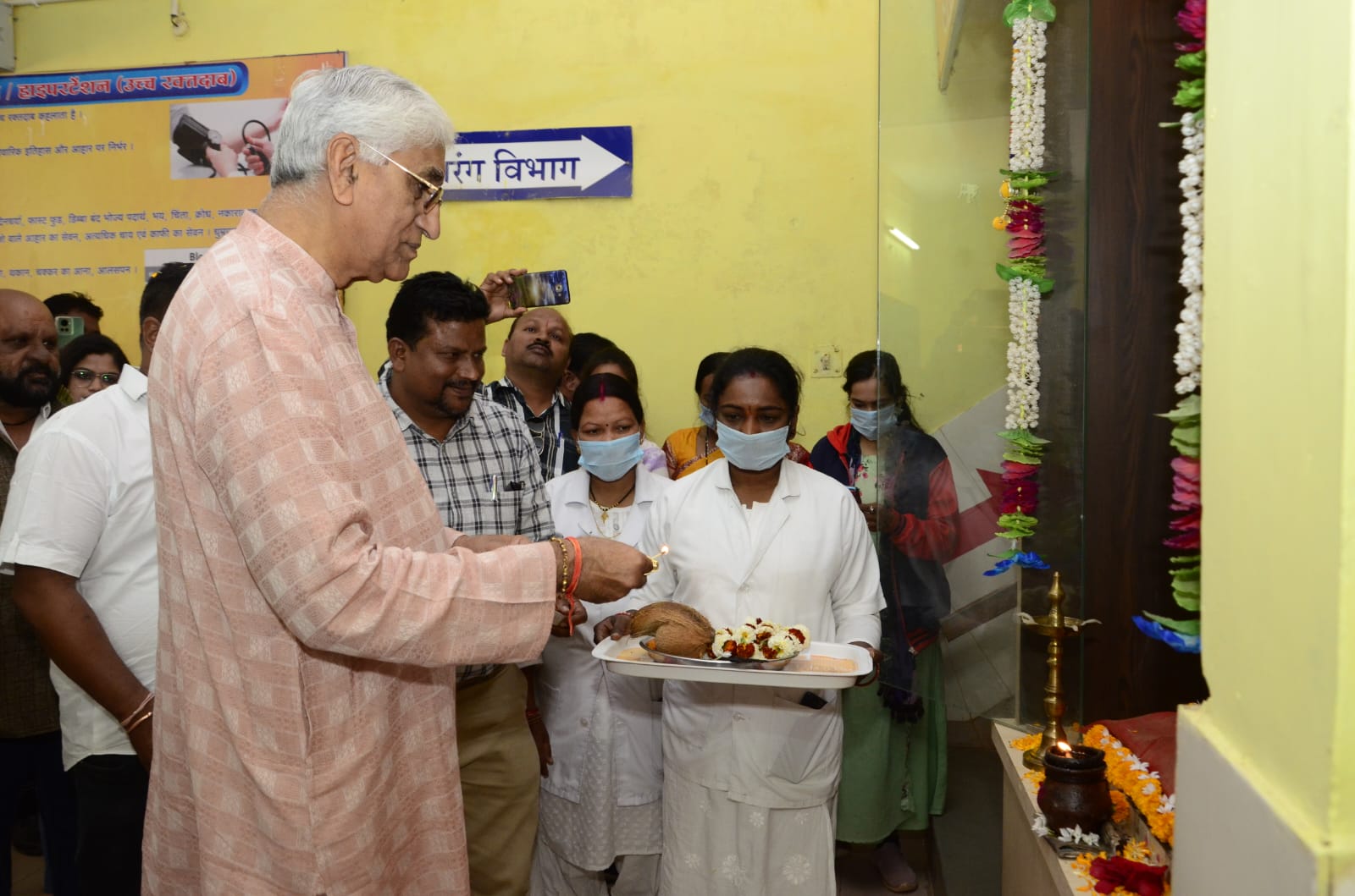 स्वास्थ्य मंत्री टीएस सिंहदेव ने धन्वंतरी देवी की प्रतिमा पर पुष्प अर्पित कर जिला आयुर्वेद चिकित्सालय और यूपीएचसी का किया निरीक्षण