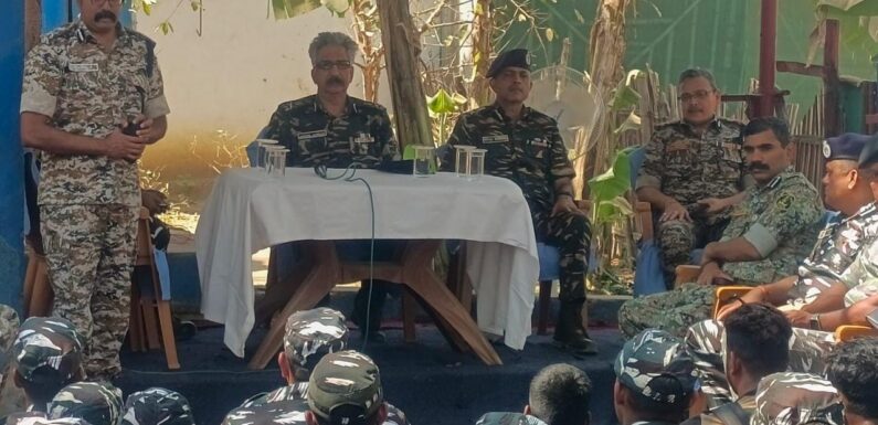 पुलिस महानिदेशक अशोक जुनेजा पहुंचे नक्सल प्रभावित क्षेत्र जगरगुंडा, जवानों का किया उत्साहवर्धन