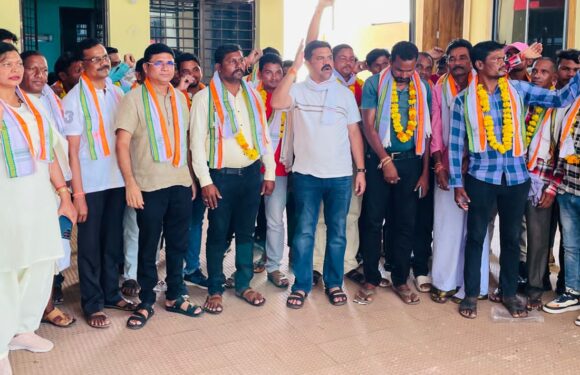 समाजवादी पार्टी के प्रदेश सचिव सहित 09 गाँवों के 75 कार्यकर्ताओं ने थामा कांग्रेस का हाथ, विधायक विक्रम मंडावी ने पार्टी का गमछा पहनाकर किया स्वागत