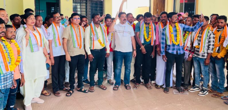 समाजवादी पार्टी के प्रदेश सचिव सहित 09 गाँवों के 75 कार्यकर्ताओं ने थामा कांग्रेस का हाथ, विधायक विक्रम मंडावी ने पार्टी का गमछा पहनाकर किया स्वागत