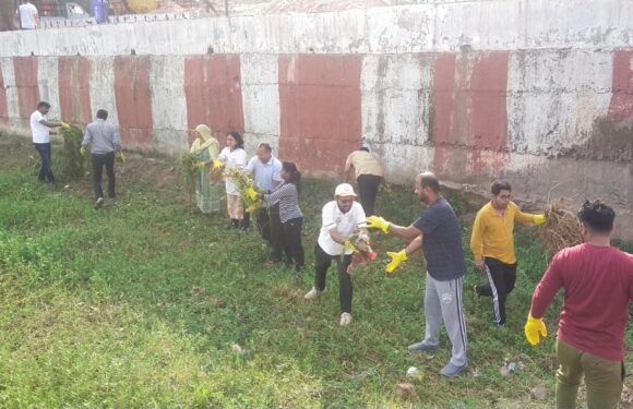 ऐतिहासिक दलपत सागर में कलेक्टर विजय दयाराम की अगुवाई में चलाया जा रहा स्वच्छता अभियान