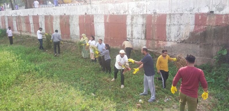 ऐतिहासिक दलपत सागर में कलेक्टर विजय दयाराम की अगुवाई में चलाया जा रहा स्वच्छता अभियान