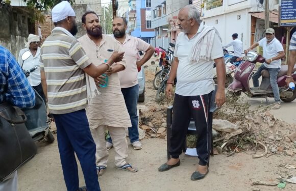 पार्षद आलोक अवस्थी का अनूठा प्रदर्शन : नगर निगम के भेदभाव पूर्ण रवैये के विरोध में कचरे के बीच सड़क पर दिया धरना