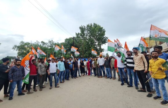 प्रधानमंत्री के प्रति फूटा युवा कांग्रेसियों का गुस्सा, किया पुतला दहन