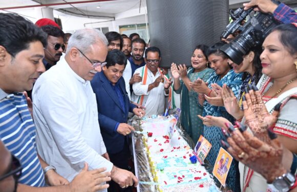 मुख्यमंत्री भूपेश बघेल के जन्मदिन पर बनाया गया डेढ़ सौ फीट लंबा केक, 65 लोगों ने 24 घंटे में बनाया 430 किलोग्राम का केक