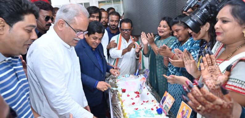 मुख्यमंत्री भूपेश बघेल के जन्मदिन पर बनाया गया डेढ़ सौ फीट लंबा केक, 65 लोगों ने 24 घंटे में बनाया 430 किलोग्राम का केक