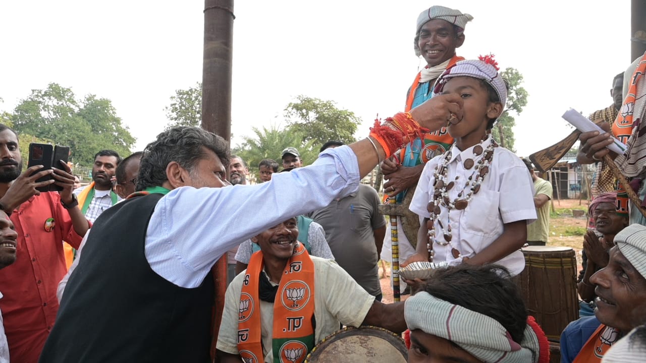 जगदलपुर विधानसभा के दूरस्थ ग्रामीण अंचलों में पहुंचे किरण देव, किया सघन जनसंपर्क, जानी ग्रामीणों की समस्याएं