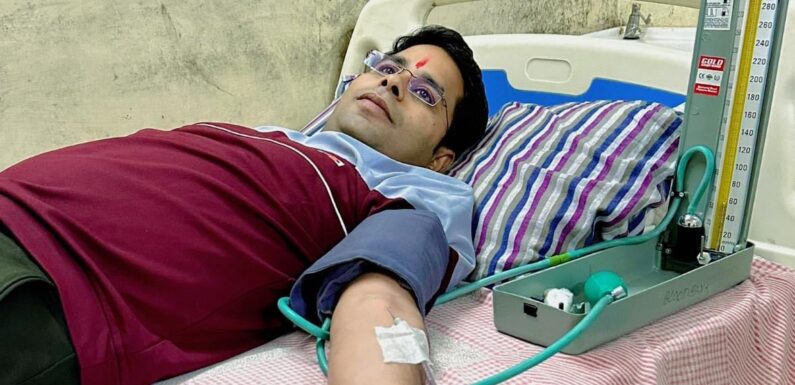 जगदलपुर SDM ‘नंद कुमार चौबे’ ने पेश की मिसाल : हर वर्ष 03 बार करते हैं रक्तदान, 31वीं बार रक्तदान कर कहा – लोगों की बचाएं जान, आप भी करें रक्तदान