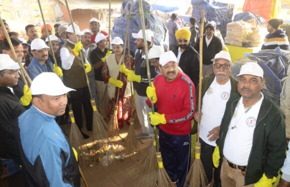 सुशासन दिवस पर विशेष स्वच्छता अभियान कार्यक्रम का संजय बाजार में आयोजन, चौक-चौराहों के रूप में मशहूर जगदलपुर को स्वच्छ शहर बनाने में सभी दें सहयोग – विधायक किरण देव