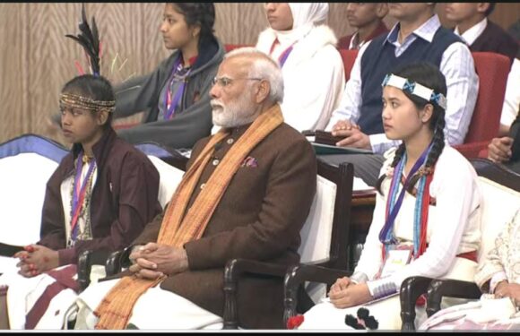 प्रधानमंत्री नरेंद्र मोदी ने परीक्षा पे चर्चा कार्यक्रम में सुकमा की छात्रा उमेश्वरी को बिठाया अपने पास
