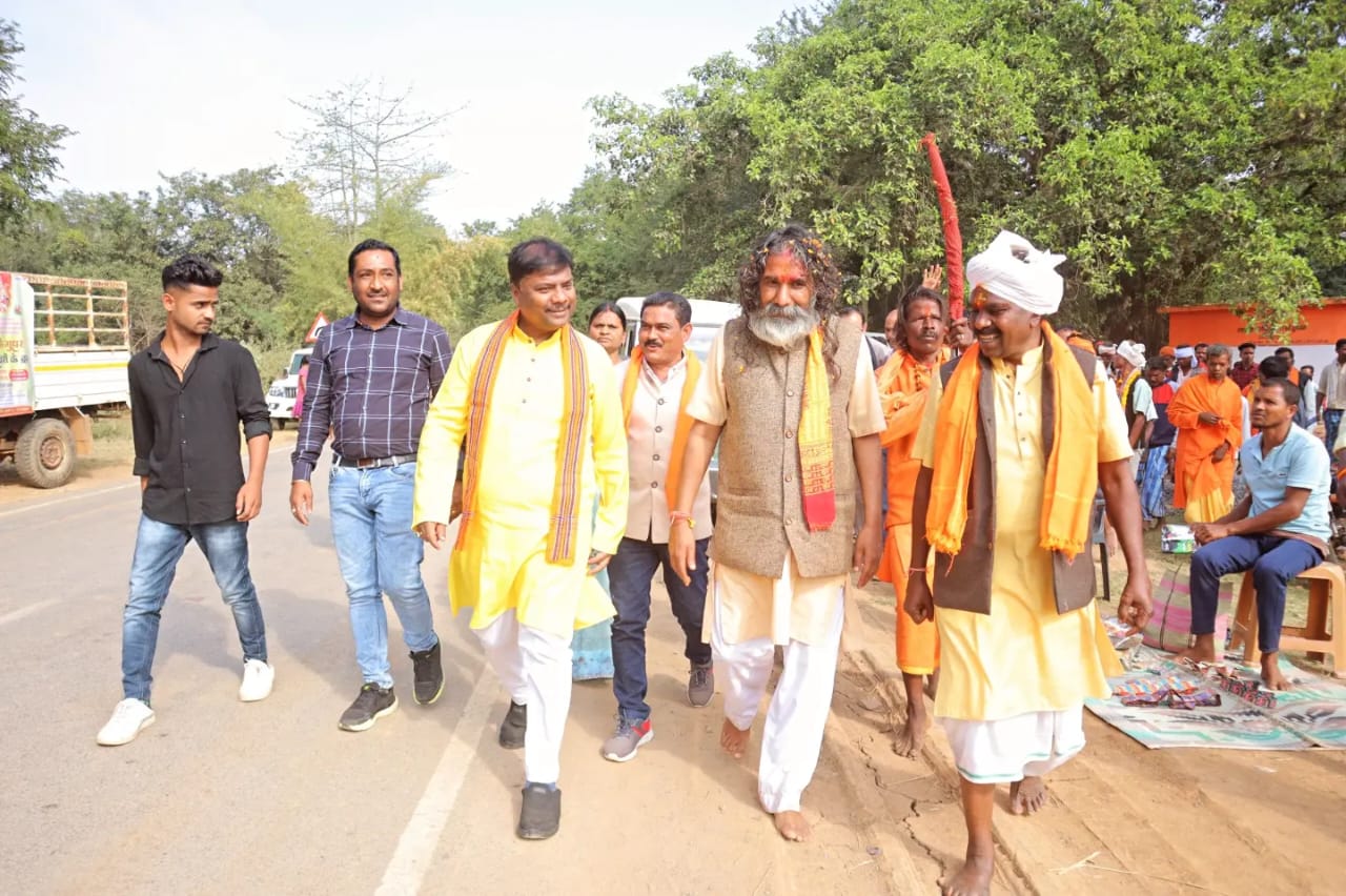 सांस्कृतिक सुरक्षा के लिए आयोजित “आया के गुहार मां दंतेश्वरी के द्वार यात्रा” में शामिल हुए वनमंत्री केदार कश्यप, कहा – आदिवासी संस्कृति, परंपरा से छेड़छाड़ बर्दाश्त नहीं