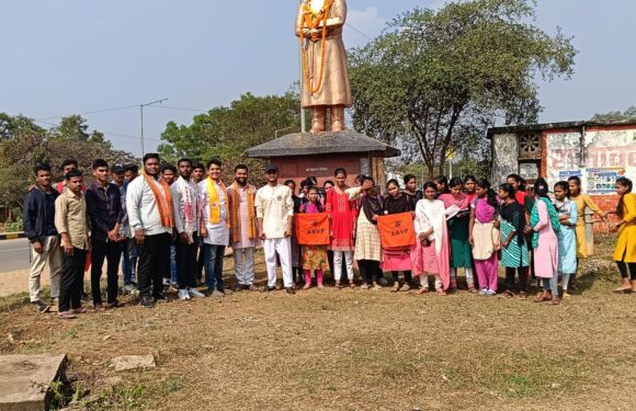 ABVP बस्तर ने ‘शैक्षणिक संवाद कार्यक्रम’ का किया आयोजन, स्वामी विवेकानन्द की प्रतिमा पर किया माल्यार्पण
