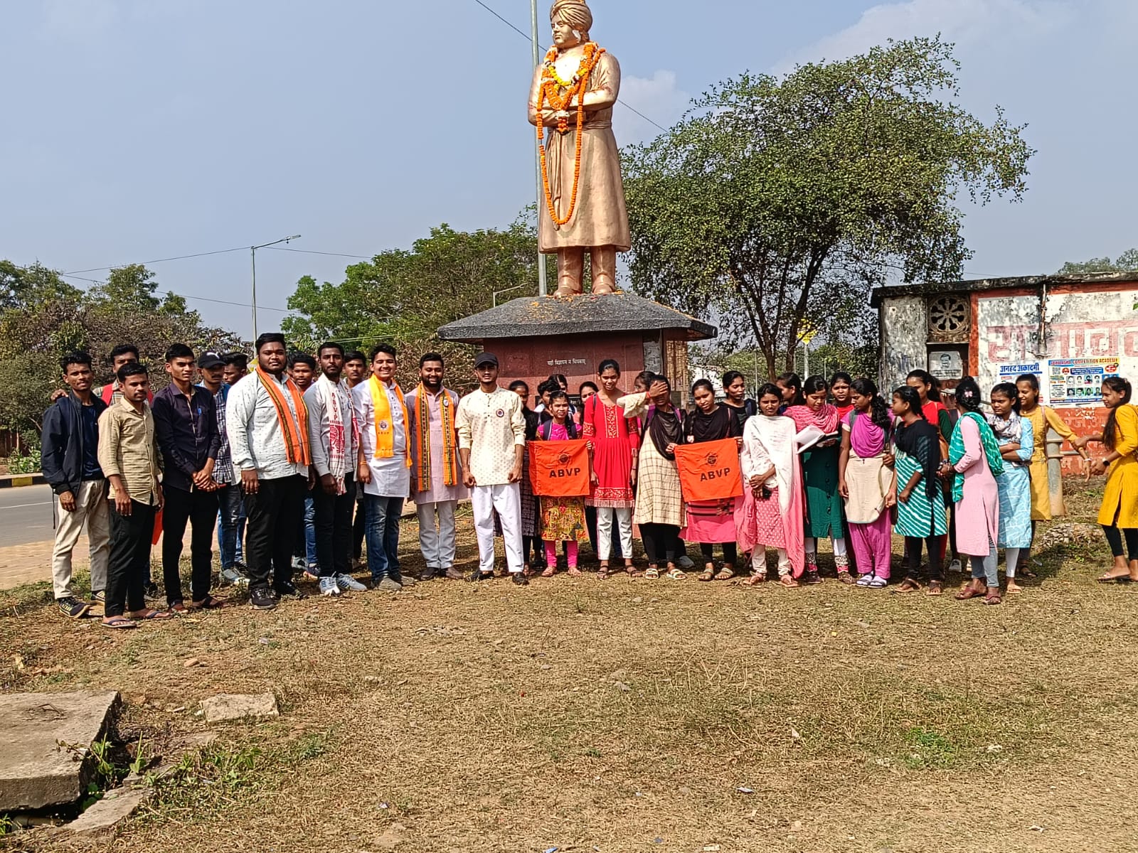 ABVP बस्तर ने ‘शैक्षणिक संवाद कार्यक्रम’ का किया आयोजन, स्वामी विवेकानन्द की प्रतिमा पर किया माल्यार्पण