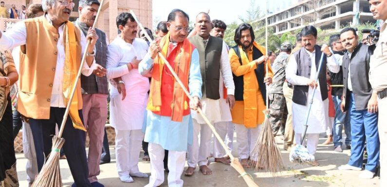 सीएम विष्णुदेव साय और मंत्री बृजमोहन अग्रवाल, रामविचार नेताम ने श्रीराम मंदिर परिसर में झाडू लगाकर चलाया स्वच्छता अभियान 