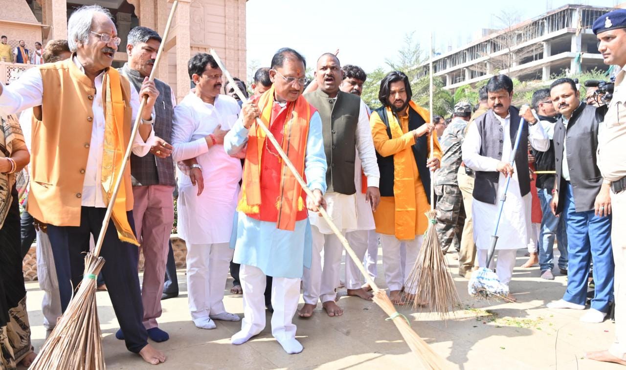 सीएम विष्णुदेव साय और मंत्री बृजमोहन अग्रवाल, रामविचार नेताम ने श्रीराम मंदिर परिसर में झाडू लगाकर चलाया स्वच्छता अभियान 