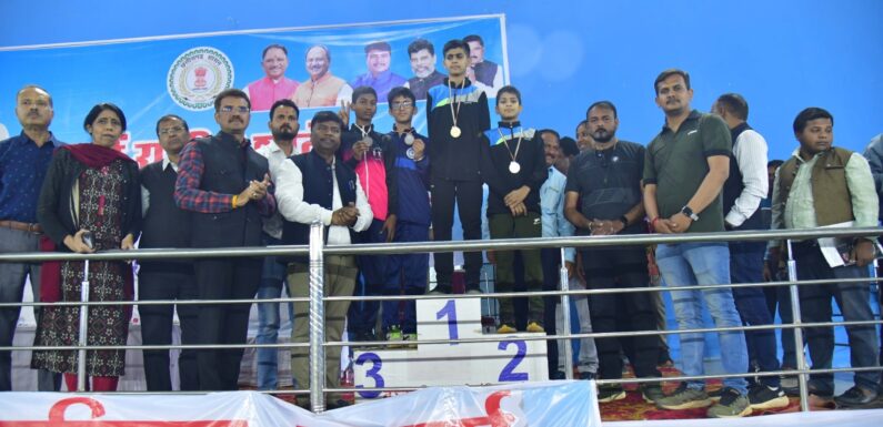 वनमंत्री केदार कश्यप ने राष्ट्रीय शालेय क्रीड़ा प्रतियोगिता के तलवारबाजी स्पर्धा में विजयी प्रतिभागियों को पुरस्कृत कर किया उत्साहवर्धन