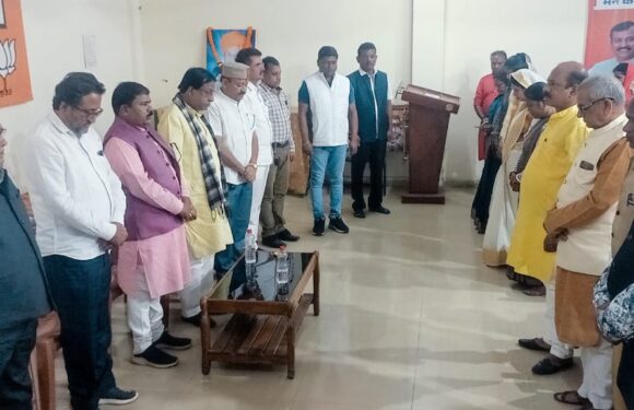 भाजपा ने दी लक्ष्मी नारायण देव को श्रंद्धाजलि : भाजपा जिला कार्यालय में हुई श्रद्धांजलि सभा, दो मिनट का मौन धारण कर कार्यकर्ताओं ने अर्पित की श्रद्धांजलि
