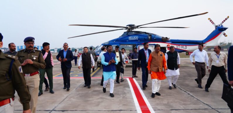 मुख्यमंत्री विष्णुदेव साय पहुंचे जगदलपुर, जनप्रतिनिधियों एवं अधिकारियों ने किया स्वागत