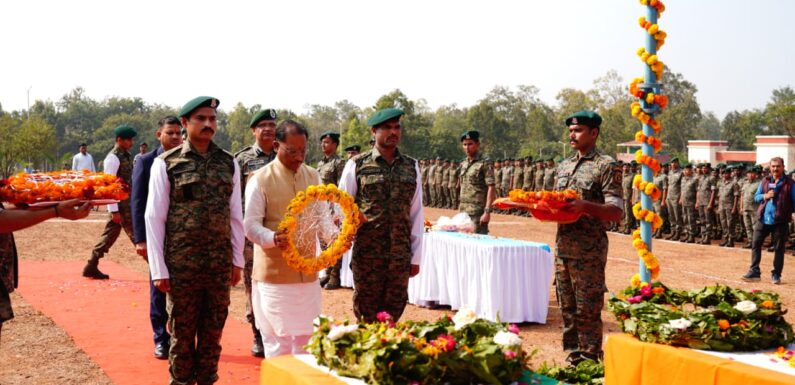 मुख्यमंत्री साय व मंत्री द्वय विजय शर्मा और केदार कश्यप ने शहीद जवानों के पार्थिव शरीर पर पुष्पचक्र अर्पित कर दी श्रद्धांजलि