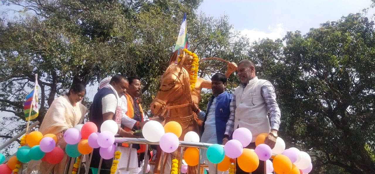 भूमकाल स्मृति दिवस पर क्रांतिकारी वीर शहीद कवासी रोड्डा पेद्दा के प्रतिमा का मंत्री केदार कश्यप व प्रदेशाध्यक्ष किरण देव ने किया अनावरण