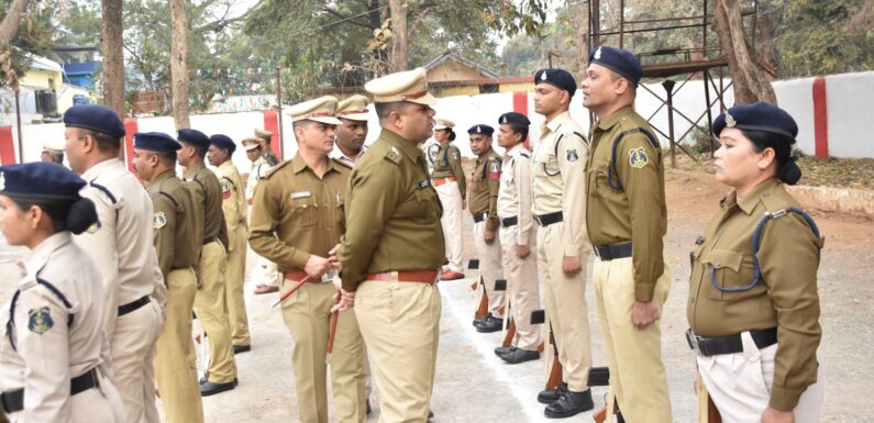 पुलिस कप्तान ‘शलभ सिन्हा’ ने किया जनरल परेड व पुलिस लाइन का निरीक्षण