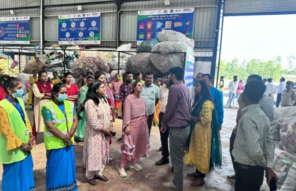 स्वच्छ भारत मिशन के एमडी और पंचायत निदेशक ने बुरूँद सेमरा में स्थित एमआरएफ सेंटर का किया अवलोकन, संस्था में संचालित गतिविधियों की ली जानकारी