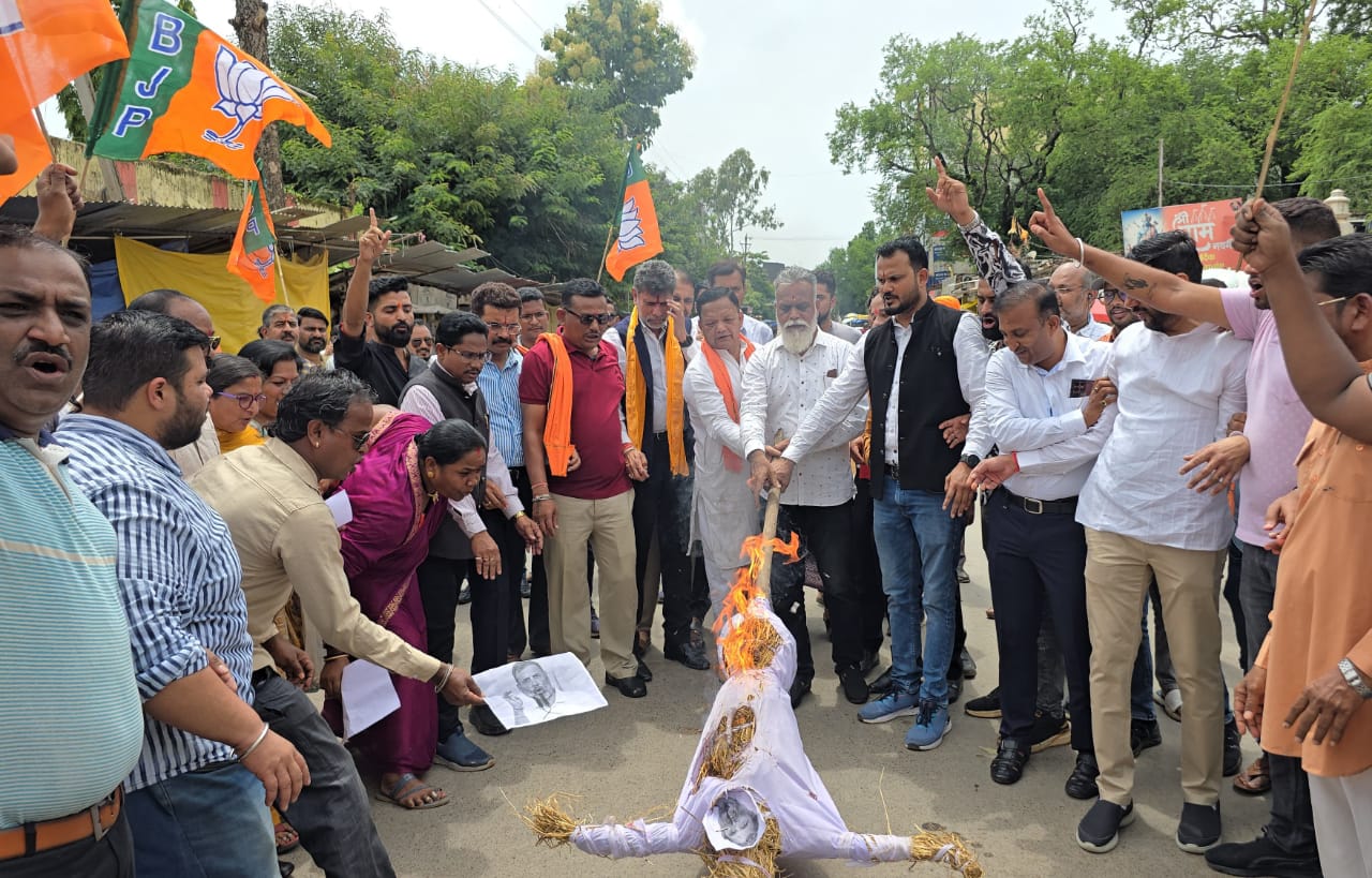 लोकसभा में हिन्दुओं को हिंसक कहने के विवादित बयान का भाजपा ने किया पुरजोर विरोध, भाजयुमो ने राहुल गाँधी का पुतला फूंका, प्रदेशाध्यक्ष किरण देव हुए शामिल