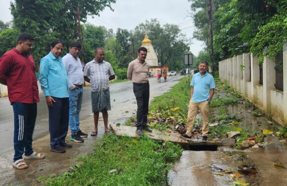 सिविल लाइन वार्ड स्थित काछन गुड़ी समीप चलाया गया स्वच्छता अभियान, नालियां जाम होने के चलते सारी गंदगी पहुंच रही थी धार्मिक स्थल