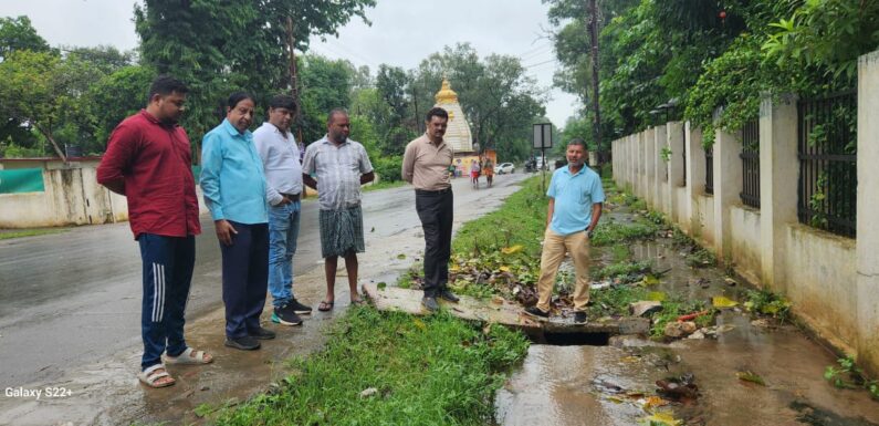 सिविल लाइन वार्ड स्थित काछन गुड़ी समीप चलाया गया स्वच्छता अभियान, नालियां जाम होने के चलते सारी गंदगी पहुंच रही थी धार्मिक स्थल