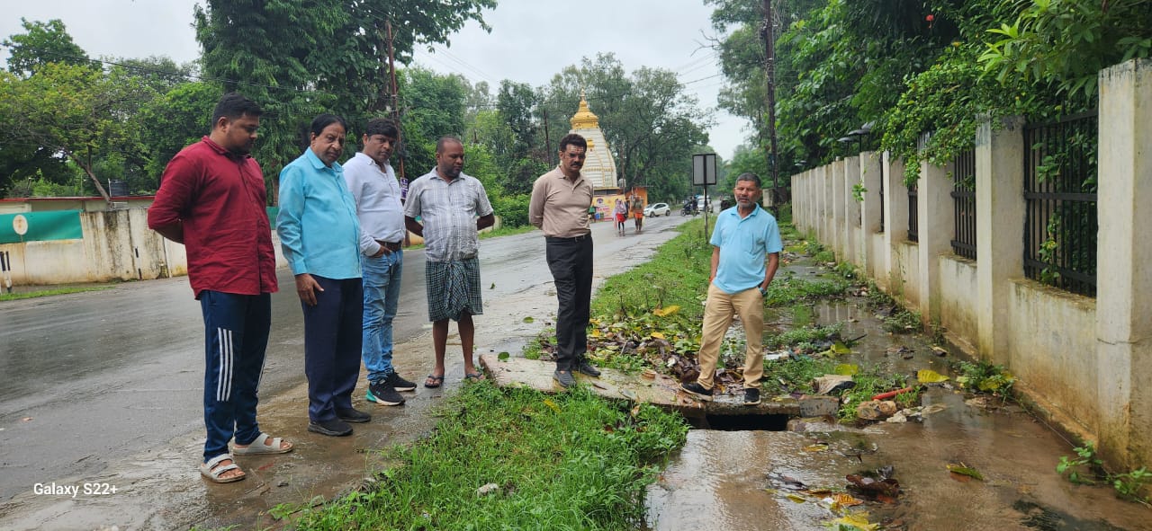 सिविल लाइन वार्ड स्थित काछन गुड़ी समीप चलाया गया स्वच्छता अभियान, नालियां जाम होने के चलते सारी गंदगी पहुंच रही थी धार्मिक स्थल