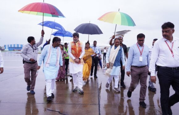 सीएम विष्णुदेव साय एक दिवसीय प्रवास पर पहुंचे जगदलपुर, मां दंतेश्वरी एयरपोर्ट में किया गया आत्मीय स्वागत