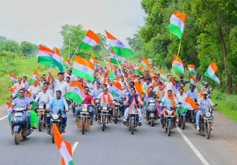 तिरंगा यात्रा में शामिल हुए मंत्री केदार कश्यप, कहा – राष्ट्र के नव निर्माण का संकल्प है तिरंगा यात्रा