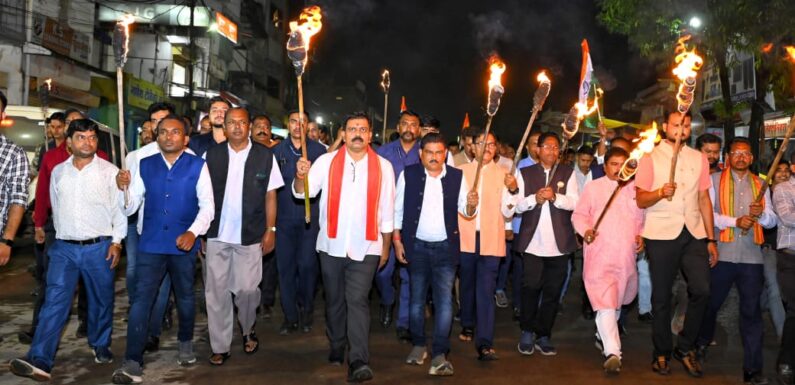 ‘विभाजन विभीषिका स्मृति दिवस’ पर मशाल जुलूस में शामिल हुए डिप्टी सीएम विजय शर्मा