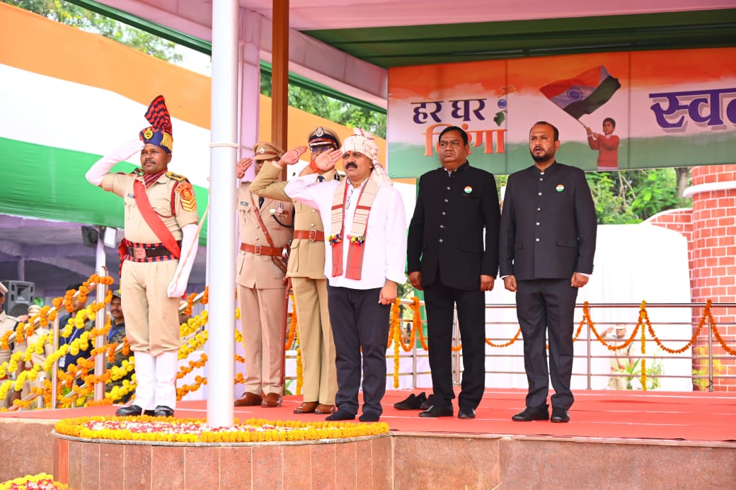 डिप्टी सीएम विजय शर्मा ने बस्तरिया वेशभूषा टेकरा तुवाल (धुरवा पागा) पहनकर लाल बाग मैदान में किया ध्वजारोहण