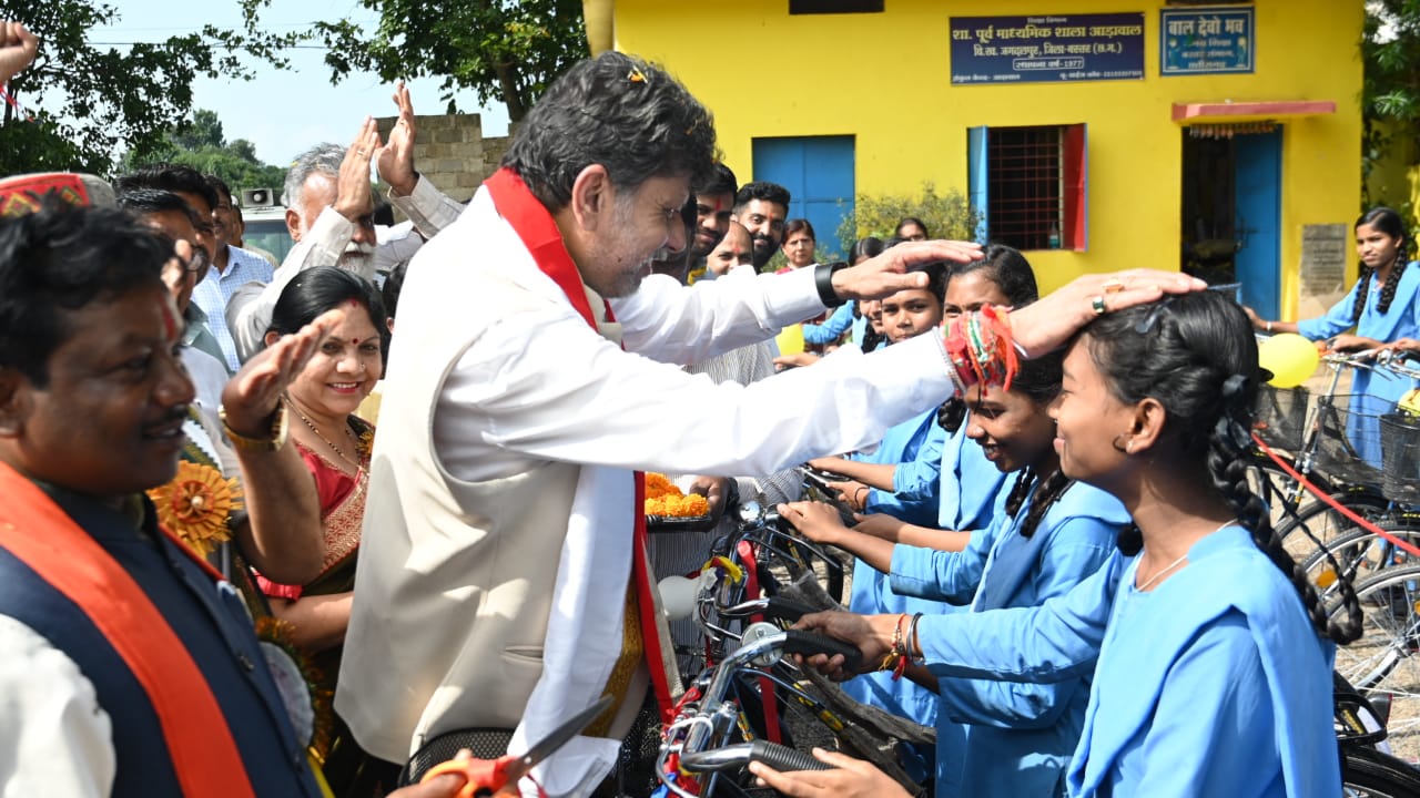 सायकिल पाकर खिले छात्राओं के चेहरे : जगदलपुर विधानसभा के विभिन्न विद्यालयों में भाजपा प्रदेशाध्यक्ष किरण देव और सांसद महेश कश्यप ने किया छात्राओं को साइकिल वितरण