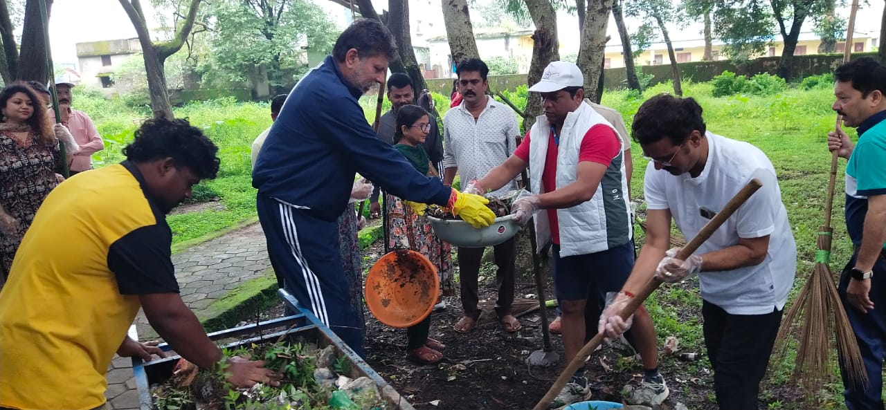 नगर निगम के स्वच्छता अभियान में शामिल हुए भाजपा प्रदेशाध्यक्ष किरण देव, लक्ष्मी नारायण मंदिर परिसर में की गयी साफ-सफाई