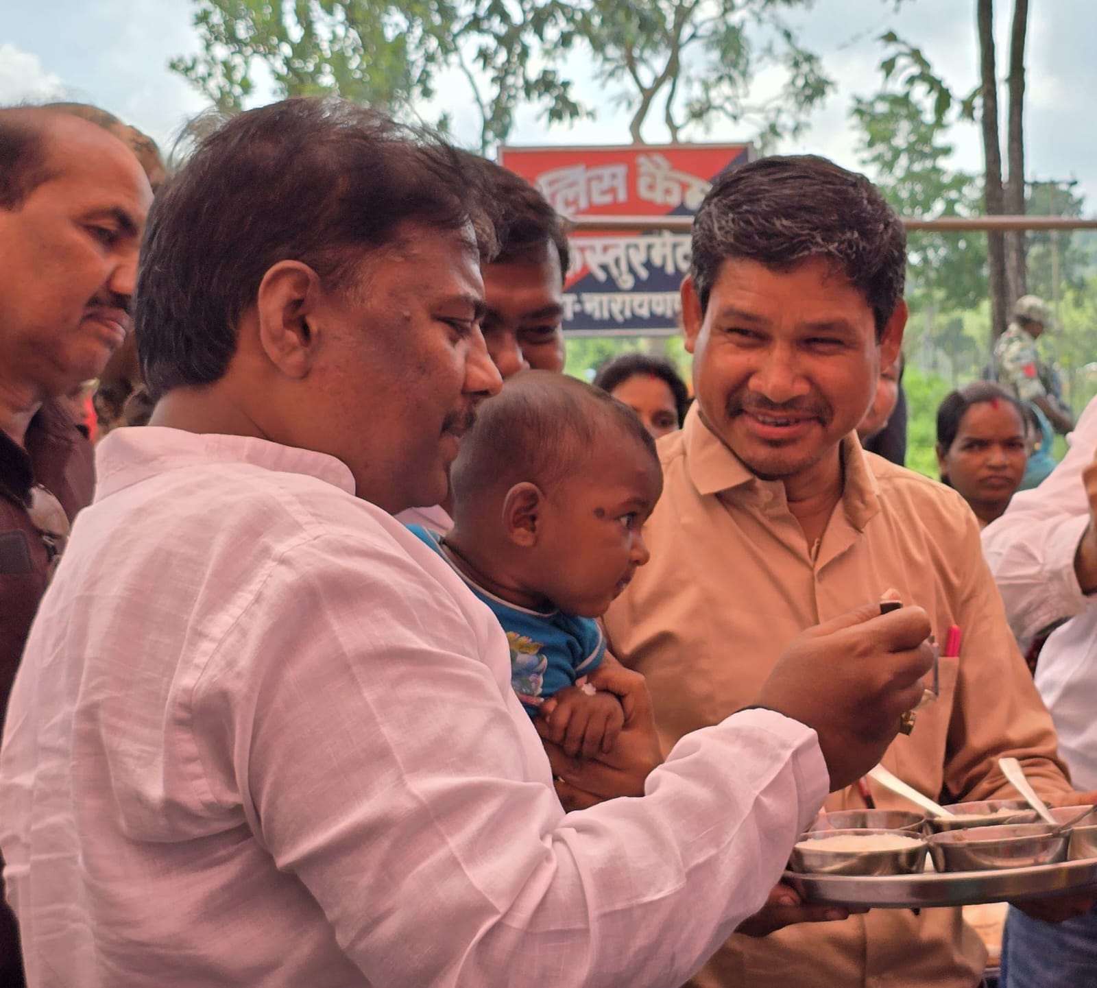 पहुंचविहीन क्षेत्र कस्तुरमेटा पहुंचे मंत्री केदार कश्यप, कहा – लोगों की बेहतर यातायात सुविधा के लिए नारायणपुर से कस्तुरमेटा तक चलाई जाएगी बस