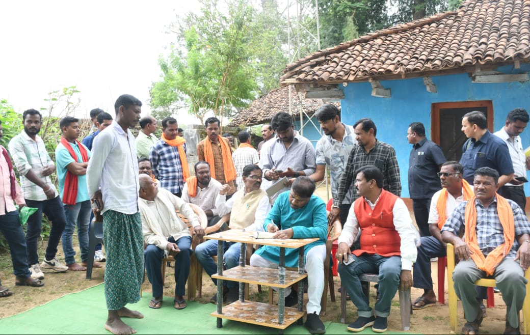 सघन सदस्यता अभियान में जुटे वनमंत्री केदार कश्यप : बड़े आमाबाल, देवड़ा और मर्दापाल में चलाया गया सदस्यता अभियान, वनमंत्री केदार कश्यप ने क्षेत्रवासियों को ग्रहण करवाई भाजपा की सदस्यता