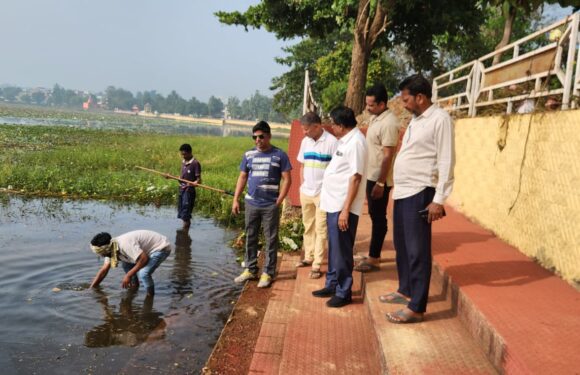 छठ महापर्व से पहले स्वच्छता अभियान में जुटा निगम अमला