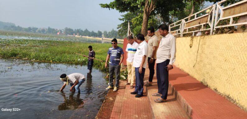 छठ महापर्व से पहले स्वच्छता अभियान में जुटा निगम अमला