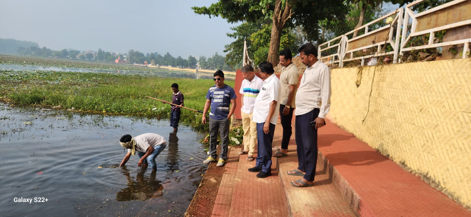 छठ महापर्व से पहले स्वच्छता अभियान में जुटा निगम अमला