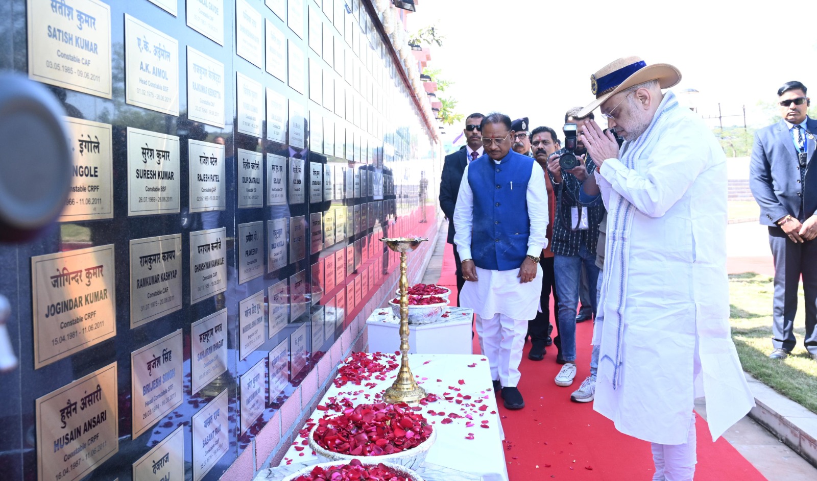 गृहमंत्री अमित शाह ने अमर वाटिका में शहीद जवानों को दी श्रद्धांजलि, विज़िटर बुक में लिखा – सुरक्षाबलों की शहादत के लिए देश सदैव उनका ऋणी रहेगा