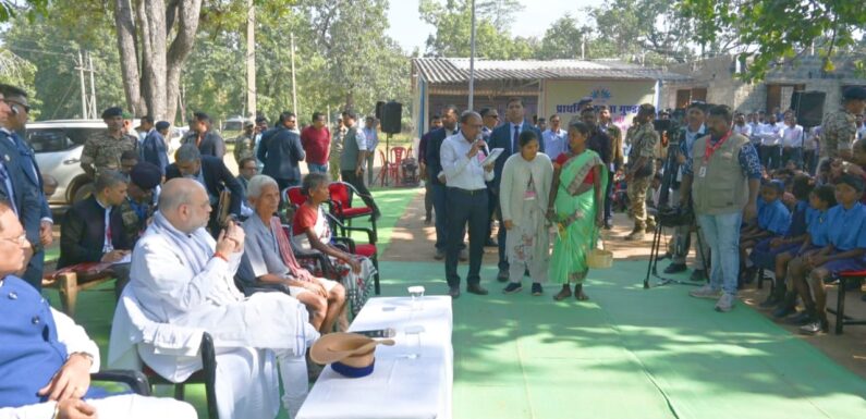 धुर नक्सल प्रभावित गांव गुण्डम पहुंचे गृहमंत्री अमित शाह, महुआ पेड़ के नीचे लगाई चौपाल, ग्रामीणों से की खुलकर चर्चा